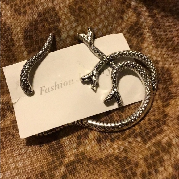 NEW. Gothic Punk Silver Tone Snake Ear Cuff Wrap around Stud Individual Earring. - Picture 11 of 12